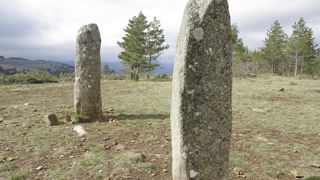 Le sentier de découverte des menhirs démarre sur le plateau des Bonbons (Lozère).