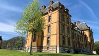 Le château de Merval, situé dans la Seine-Maritime, est le lieu d'étude des élèves du lycée agricole du pays de Bray. Le château de Merval, situé dans la Seine-Maritime, est le lieu d'étude des élèves du lycée agricole du pays de Bray.