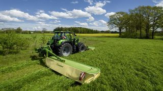 La faucheuse Krone EasyCut R 450 offre une largeur de travail de 4,50 m. La faucheuse Krone EasyCut R 450 offre une largeur de travail de 4,50 m.