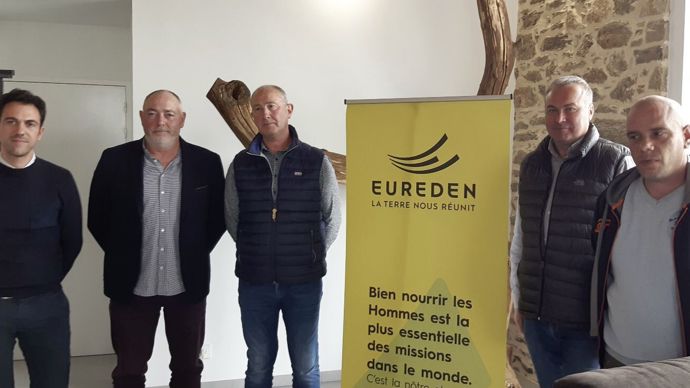 Lors de la présentation, mardi 28 mai, du nouveau dispositif d'Eureden, les « Passeports JA », de gauche à droite : Damien Craheix, responsable du pôle stratégie des exploitations, Eric Humphry, président de la section volaille de chair, Michel Bloc'h, administrateur  en charge de la commission installation, Jean-Marc Le Trionnaire, conseiller installation en charge de la volaille de chair et Aurélien Bernier, jeune agriculteur.