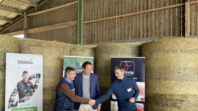 Signature du partenariat, jeudi 23 mai, entre CGF, Terrena et Elivia, avec de gauche à droite : Olivier Chaillou, président de Terrena, Camille Berthaud, PDG de Compass Group France, et Marc Réveillère, président d'Elivia.
