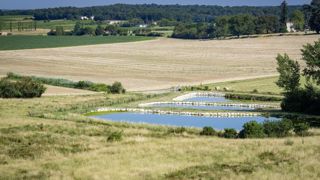 Les 21 retenues représentent un stockage de 5 millions de mètres cubes d’eau dans la bassin de la Boutonne, qui s'étend dans les Deux Sèvres et en Charentes Maritimes. Les 21 retenues représentent un stockage de 5 millions de mètres cubes d’eau dans la bassin de la Boutonne, qui s'étend dans les Deux Sèvres et en Charentes Maritimes.