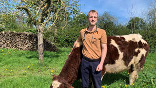 Clément Caron, 32 ans, est vétérinaire pour bovins, ovins et caprins à Doudeauville (Seine-Maritime). Clément Caron, 32 ans, est vétérinaire pour bovins, ovins et caprins à Doudeauville (Seine-Maritime).
