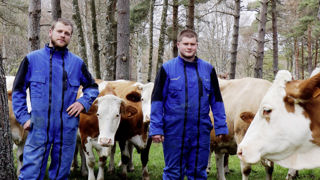 Rémi Bessiere, à gauche, et son frère Paul ont défini clairement leurs objectifs de production : « avoir du temps et réaliser un travail de qualité, avec un suivi de nos parcelles aux petits oignons ». Ils se fixent un objectif de rémunération de 1 600 €/mois, « mais si dans 5 ans, nous pouvons aller chercher les 2 000 €, nous irons ! »