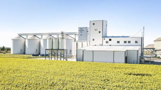 L’usine de trituration de l’Ucal transforme chaque année 30 000 tonnes de graines produites par ses adhérents. L’usine de trituration de l’Ucal transforme chaque année 30 000 tonnes de graines produites par ses adhérents.
