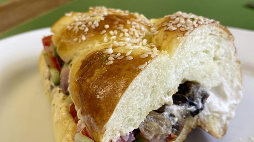 Chef de Micho (Paris, 1er), Julien Sebbag propose des sandwichs signature à base de hallah, le pain traditionnel juif brioché et tressé, réalisé par la boulangerie parisienne Mamiche.