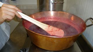 Le pH peut être contrôlé en cours de cuisson des confitures, grâce à un pH-mètre. Le pH peut être contrôlé en cours de cuisson des confitures, grâce à un pH-mètre.