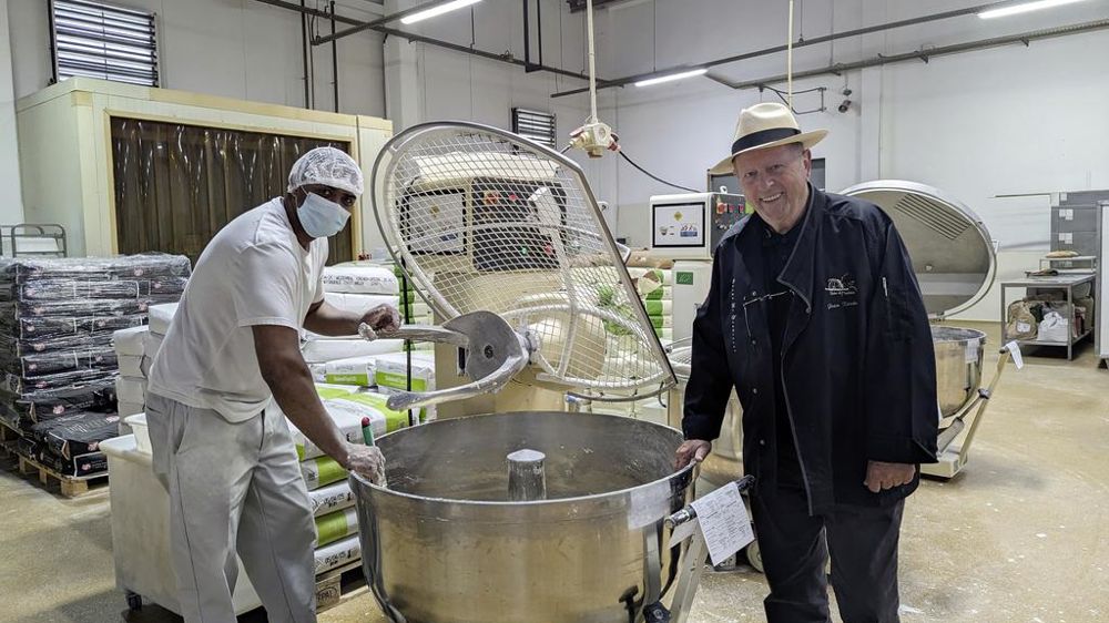 Alors qu’un boulanger industriel va mettre parfois 45 mn à faire une baguette, Pain et tradition fabrique en sept à huit heures.
