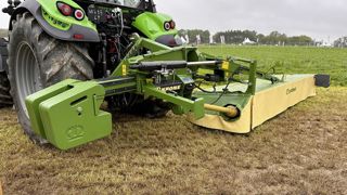 Le contrepoids situé à gauche de la faucheuse Krone compense le porte-à-faux provoqué par sa grande largeur de travail. Le contrepoids situé à gauche de la faucheuse Krone compense le porte-à-faux provoqué par sa grande largeur de travail.