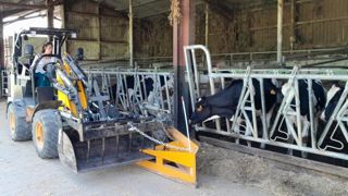 L'utilisation du valet de ferme électrique comme repousse fourrage a fait gagner une heure de travail par jour sur l'exploitation.