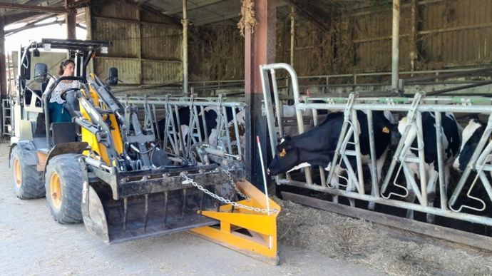 L'utilisation du valet de ferme électrique comme repousse fourrage a fait gagner une heure de travail par jour sur l'exploitation.