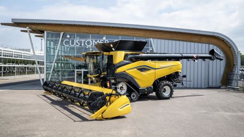 La CR10 est équipée d’un moteur de 12,9 L de cylindrée de 635 ch installé en position longitudinale et avec un angle copié sur celui des rotors. Sa trémie offre un volume de 16 000 L pour un débit de vidange de 159 L/s. La CR10 est équipée d’un moteur de 12,9 L de cylindrée de 635 ch installé en position longitudinale et avec un angle copié sur celui des rotors. Sa trémie offre un volume de 16 000 L pour un débit de vidange de 159 L/s.