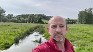 Benoît Hédin ne sait pas encore s’il pourra amener ses vaches laitières dans les prairies encore gorgées d’eau. Benoît Hédin ne sait pas encore s’il pourra amener ses vaches laitières dans les prairies encore gorgées d’eau.