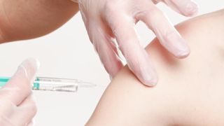 Le vaccin du laboratoire Seqirus est le seul autorisé dans l'Union européenne pour lutter contre les souches H5 du virus de la grippe aviaire. Le vaccin du laboratoire Seqirus est le seul autorisé dans l'Union européenne pour lutter contre les souches H5 du virus de la grippe aviaire.
