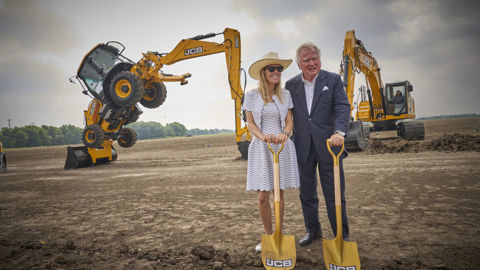 Alice Bamford et son père, Antony Bamford, le président de JCB, ont donné le 4 juin le premier coup de pelle au chantier de leur nouvelle usine texane. Alice Bamford et son père, Antony Bamford, le président de JCB, ont donné le 4 juin le premier coup de pelle au chantier de leur nouvelle usine texane.