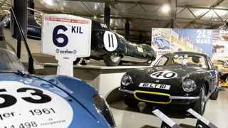 Ouvert toute l'année, le musée des 24 heures du Mans présente une centaine de voitures. Ouvert toute l'année, le musée des 24 heures du Mans présente une centaine de voitures.