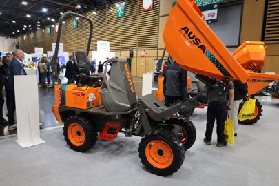 Exemple d'un dumper &eacute;lectrique Ausa (mod&egrave;le D101AEA), pr&eacute;sent&eacute; au salon Intermat en avril 2024.