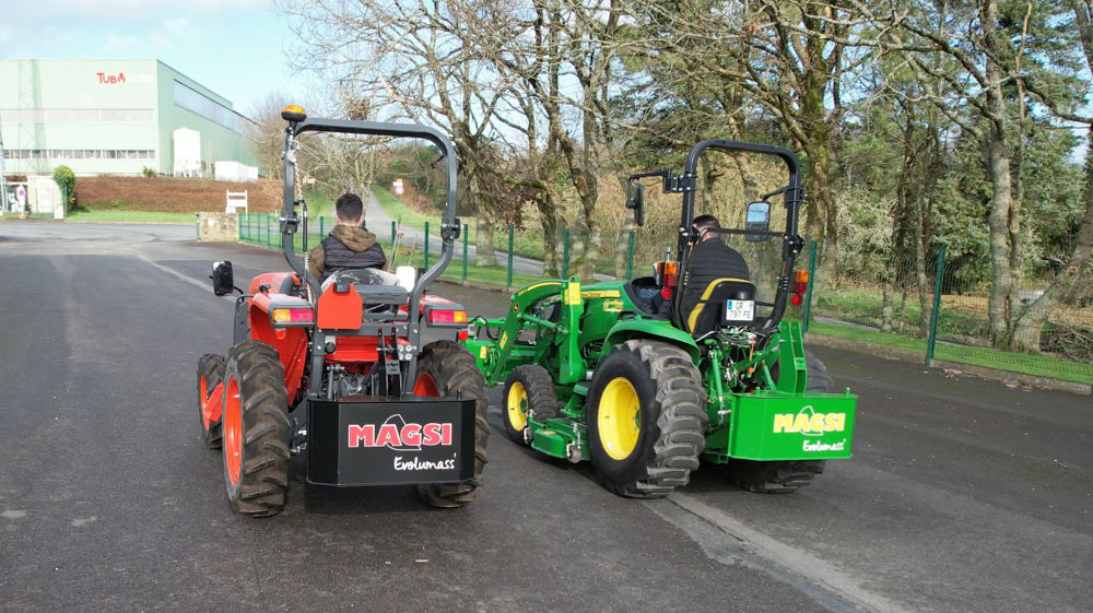 Magsi propose ses Evolumass' pour les engins compacts, dont les tracteurs.