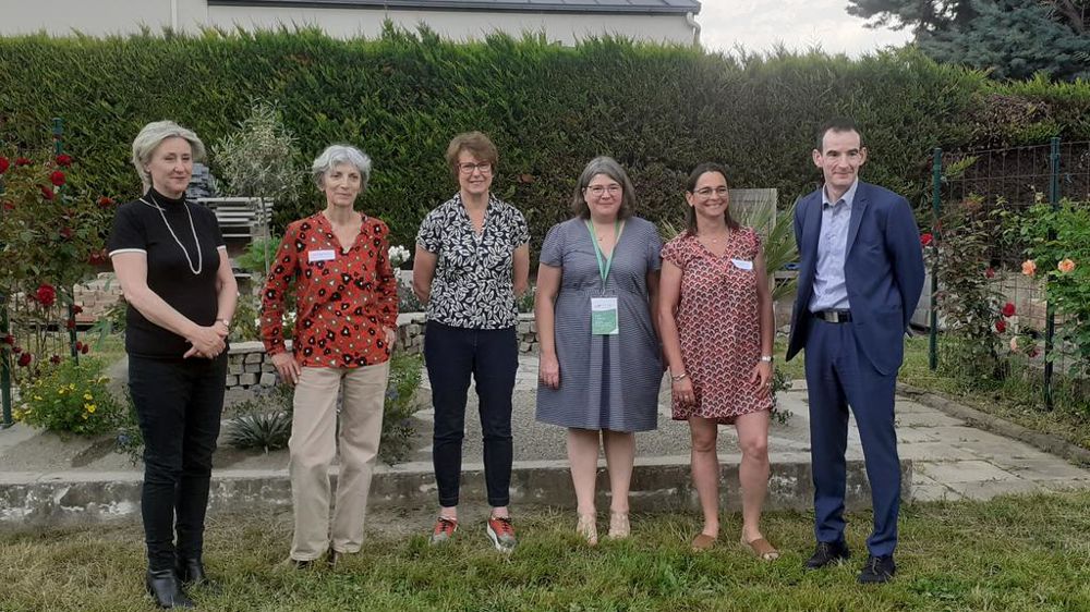 De gauche à droite : Agnès Gardon-Chemain, 1ère Adjointe au maire de la ville d’Ecully, Nathalie Prudon-Desgouttes, directrice régionale adjointe de la DRAAF, Claudine Roucayrol, directrice du Campus AgrilyonVert, Odile L'Hoste, chargée des relations entreprise du CFPH, Françoise Lafaix, présidente régionale de l'Unep, et Rémi Gueorgiou, directeur du CFPH ont inauguré le nouveau Pôle d’Excellence AURA.