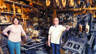 Christelle (à gauche) et Michel Boom (à droite) ont ouvert en 2017 le musée « La rue le temps qui passe » dans une ancienne usine.