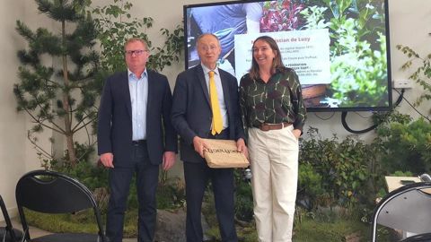 A l’occasion de l’Assemblée générale de la Fédération des jardineries et animaleries de France, Benjamin Dejardin (à gauche sur la photo), ancien président de la Fédération, a remercié Christian de Luzy qui s’est tenu au service de l’association pendant de nombreuses années, en présence de la présidente actuelle, Emmanuelle Marvie. A l’occasion de l’Assemblée générale de la Fédération des jardineries et animaleries de France, Benjamin Dejardin (à gauche sur la photo), ancien président de la Fédération, a remercié Christian de Luzy qui s’est tenu au service de l’association pendant de nombreuses années, en présence de la présidente actuelle, Emmanuelle Marvie.