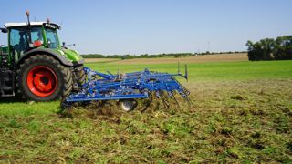 L'Eco Allrounder 700 de Köckerling effectue un désherbage intégrale sur toute sa largeur.