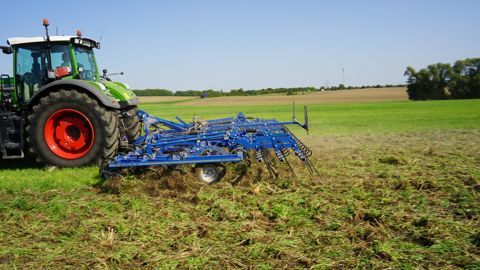 L'Eco Allrounder 700 de Köckerling effectue un désherbage intégrale sur toute sa largeur.