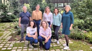Reconnaissez-vous certains visages ? Les journalistes de Web-agri (WA) et de L'éleveur laitier (EL), en haut de gauche à droite : Jérôme Pezon (EL), Pascale Le Cann (EL), Alice Peucelle (WA), Amélie Bachelet (WA), Claire Hue (EL) ; en bas : Delphine Scohy (WA) et Emilie Durand (EL). Reconnaissez-vous certains visages ? Les journalistes de Web-agri (WA) et de L'éleveur laitier (EL), en haut de gauche à droite : Jérôme Pezon (EL), Pascale Le Cann (EL), Alice Peucelle (WA), Amélie Bachelet (WA), Claire Hue (EL) ; en bas : Delphine Scohy (WA) et Emilie Durand (EL).