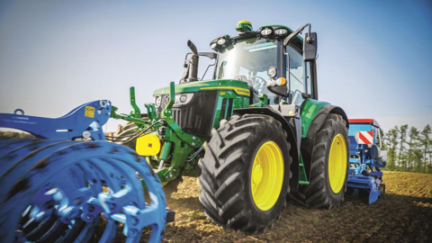 La gamme de tracteurs 6M affiche une large variété de modèles et une grande polyvalence.