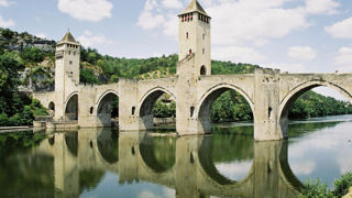 Le pont de Valentré est un des ouvrage emblématique de la ville de Cahors. Le pont de Valentré est un des ouvrage emblématique de la ville de Cahors.