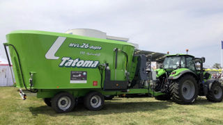 Tatoma a installé la première variation continue sur une mélangeuse. La vitesse de rotation des vis varie de 0 à 60 tr/min, en fonction du poids de la ration dans le bol. Tatoma a installé la première variation continue sur une mélangeuse. La vitesse de rotation des vis varie de 0 à 60 tr/min, en fonction du poids de la ration dans le bol.