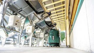 Le robot GEA se place sous les caissons, qui déversent l'aliment. C'est ensuite le robot qui effectue le mélange. Le robot GEA se place sous les caissons, qui déversent l'aliment. C'est ensuite le robot qui effectue le mélange.