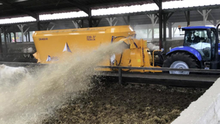Une turbine de paillage peut être installée sur certaines mélangeuses afin de réduire le nombre de machines et de tracteurs mobilisés pour les astreintes. Une turbine de paillage peut être installée sur certaines mélangeuses afin de réduire le nombre de machines et de tracteurs mobilisés pour les astreintes.