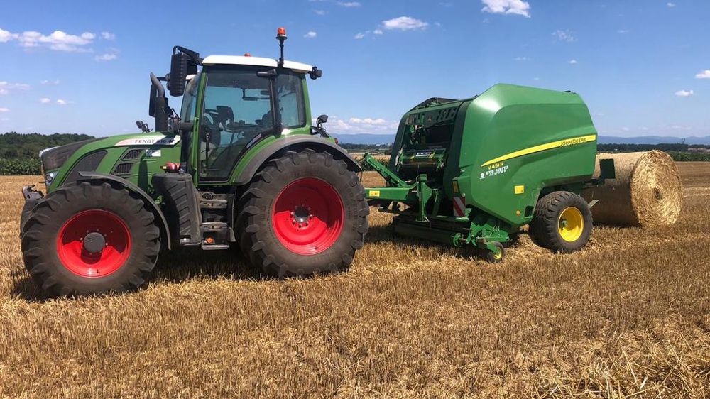 Pour le chantier de récolte de paille, Théo Deschler utilise une presse à
chambre variable John Deere V 451  R attelée à un tracteur Fendt 516. Pour le chantier de récolte de paille, Théo Deschler utilise une presse à
chambre variable John Deere V 451  R attelée à un tracteur Fendt 516.