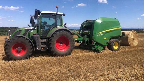 Pour le chantier de récolte de paille, Théo Deschler utilise une presse à
chambre variable John Deere V 451 R attelée à un tracteur Fendt 516. Pour le chantier de récolte de paille, Théo Deschler utilise une presse à
chambre variable John Deere V 451 R attelée à un tracteur Fendt 516.