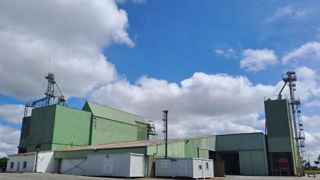 L'usine de Talmont-Saint-Hilaire (Vendée) possède une capacité de production de 70 000 tonnes d'aliment. L'usine de Talmont-Saint-Hilaire (Vendée) possède une capacité de production de 70 000 tonnes d'aliment.