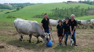 La famille Bonadei élève des gasconnes des Pyrénées. « Comme le faisait mon père, explique Patrick, entouré par Sandrine et leurs deux fils Clément (30 ans) et Jules (12 ans). Et parce que sa viande est très gustative. » La famille Bonadei élève des gasconnes des Pyrénées. « Comme le faisait mon père, explique Patrick, entouré par Sandrine et leurs deux fils Clément (30 ans) et Jules (12 ans). Et parce que sa viande est très gustative. »