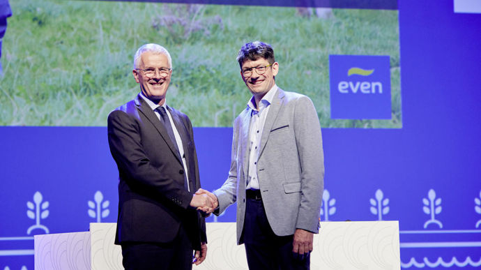 Lundi 1er juillet, Guy Le Bars (à g.) a passé le flambeau de la présidence de la coopérative Even à Jean-Michel Gac.