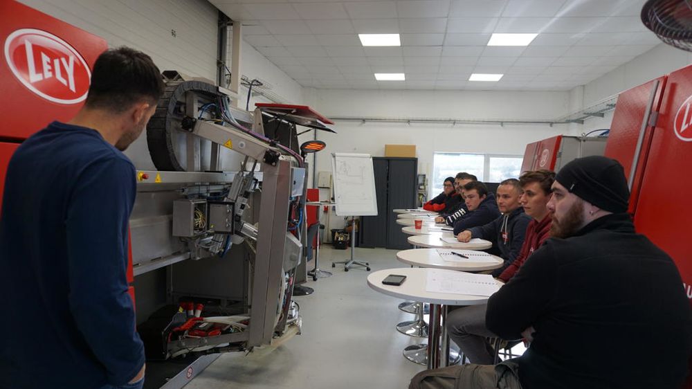 Lely France organise régulièrement des formations techniques sur les robots de traite.