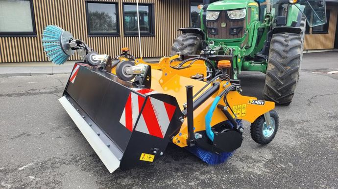 Le ramassage en position dite « semi-andainée » maximise le remplissage du bac collecteur lors de l’utilisation de la brosse latérale en ramassage.