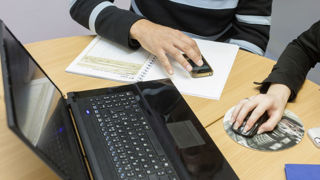 L’envoi et la réception des factures électroniques devront s’effectuer à partir d'une plateforme de dématérialisation partenaire ou du portail public de facturation. L’envoi et la réception des factures électroniques devront s’effectuer à partir d'une plateforme de dématérialisation partenaire ou du portail public de facturation.