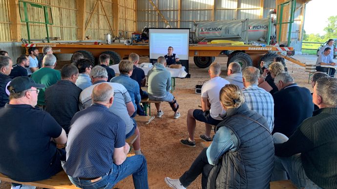 Le 28 juin, en réunion dans la Manche.  Les 41 adhérents de l'OP Mont Blanc vont calculer leurs propres coûts de production pour alimenter la négociation avec Mont Blanc.