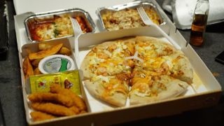 Les restaurants ne proposant que de la vente à emporter ou à livrer sont définitivement obligés d'indiquer à leurs clients l'origine des viandes de leurs plats. Les restaurants ne proposant que de la vente à emporter ou à livrer sont définitivement obligés d'indiquer à leurs clients l'origine des viandes de leurs plats.