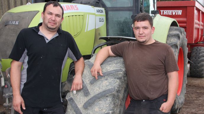 Chez Anthony Cado et son frère Cyril, les tasseurs prennent suffisamment de temps pour confectionner un tas homogène et compact.