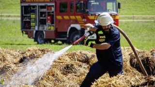 Un bâtiment de stockage de fourrage a pris feu sur une exploitation agricole, dans le Maine-et-Loire (image d'illustration). Un bâtiment de stockage de fourrage a pris feu sur une exploitation agricole, dans le Maine-et-Loire (image d'illustration).