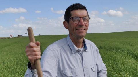 En stockant environ 3 tonnes de carbone/ha/an, François Terrier estime qu’il est de son devoir de contribuer à atténuer le changement climatique. Convaincu aussi qu’il travaille pour l’avenir de l’agriculture et de ses sols. En stockant environ 3 tonnes de carbone/ha/an, François Terrier estime qu’il est de son devoir de contribuer à atténuer le changement climatique. Convaincu aussi qu’il travaille pour l’avenir de l’agriculture et de ses sols.