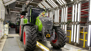 Le modèle aniversaire du Fendt 700 sera présenté à Innov-Agri, les 4 et 5 septembre prochains. Le modèle aniversaire du Fendt 700 sera présenté à Innov-Agri, les 4 et 5 septembre prochains.