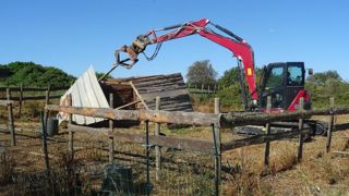 Le 25 juillet 2024, les services de la préfecture de l'Hérault détruisent des constructions illégales sur des parcelles agricoles à Loupian et Bessan. Le 25 juillet 2024, les services de la préfecture de l'Hérault détruisent des constructions illégales sur des parcelles agricoles à Loupian et Bessan.