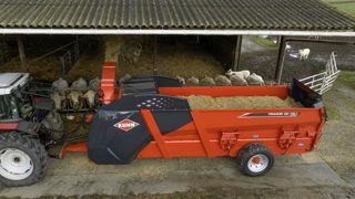 La Primor GII 110.1 Polydrive peut accueillir 2 balles cubiques de 2,70 m avec le hayon fermé et jusqu’à 4 balles rondes de 2 mètres de diamètre.