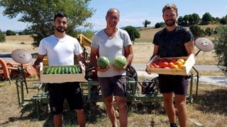 Les livraisons itinérantes organisées par Eric Richaud (au centre) et son fils Elie (à droite), aidés d'un autre de ses fils, Bastien (à gauche), représentent 20 % du chiffre d'affaires de l'exploitation. Les livraisons itinérantes organisées par Eric Richaud (au centre) et son fils Elie (à droite), aidés d'un autre de ses fils, Bastien (à gauche), représentent 20 % du chiffre d'affaires de l'exploitation.